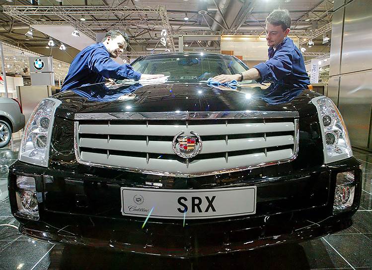 Первое поколение SRX производилось с 2004 года, став самой продаваемой моделью Cadillac за 2010-2011 года. Автомобиль признан лучшим кроссовером стоимостью выше $50 тыс. &lt;br>На правах рекламы