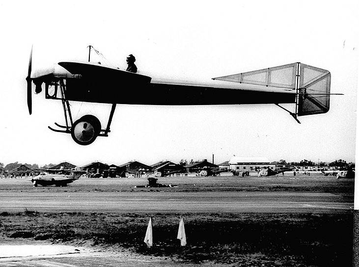 1950 год. В Английском городе Фарнборо состоялось первое в истории авиашоу. &lt;br> На фото: Моноплан Блэкбэрна совершает показательный полет   