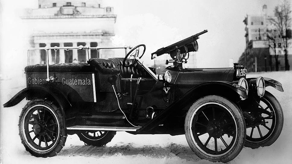 29 июля 1909 года концерн General Motors купил Cadillac за $5,9 млн. К этому времени компания уже успела заложить основы массового производства автомобилей — использование эталонных мер для производства взаимозаменяемых деталей в соответствии со стандартизованными размерами&lt;br>На фото Cadillac гватемальской армии 1910 года &lt;br>На правах рекламы