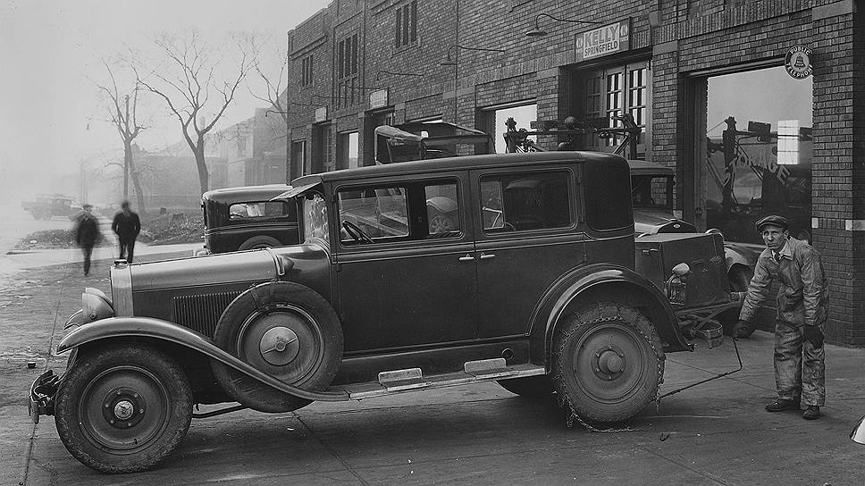 Будущий президент General Motors, легендарный дизайнер Харли Эрл впервые в истории американского автопрома создал облик автомобиля по эксклюзивному заказу. Так в 1927 году появился появился Cadillac LaSalle &lt;br>На правах рекламы