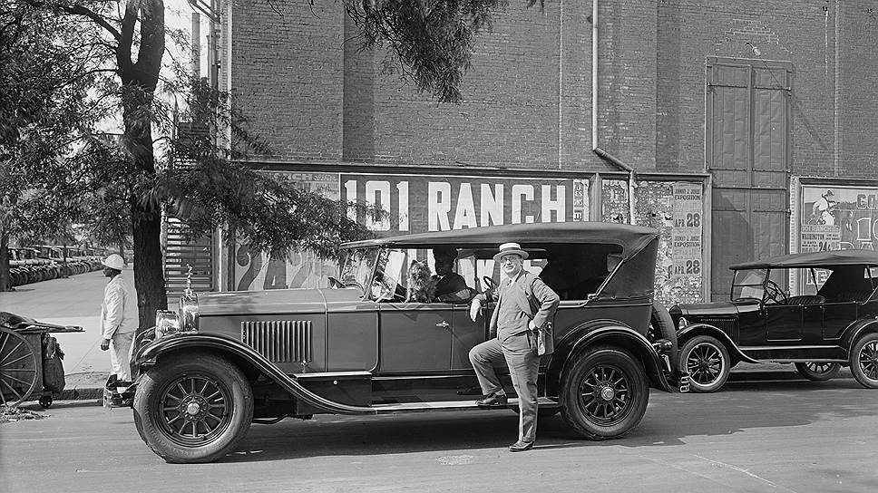 C 1912 года на автомобилях Cadillac начали устанавливать электрический стартер в качестве стандартного оснащения: ранее для запуска двигателя использовалась заводная ручка. По легенде, один из друзей Лиланда погиб от удара этой ручкой, что и стало поводом для революционного изобретения
&lt;br>На правах рекламы