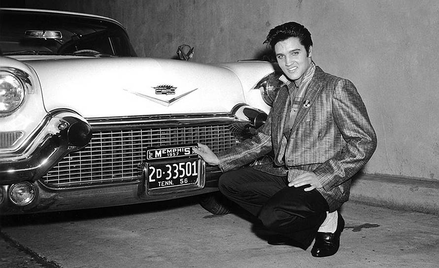 К середине 1950-х Cadillac превратился не только в предмет культового поклонения американцев, но и часть поп-культуры. Большую часть автопарка Элвиса Пресли из 1200 машин составляли именно «кадиллаки»&lt;br>На фото: Элвис и его Cadillac Eldorado Seville 1957 года &lt;br>На правах рекламы
