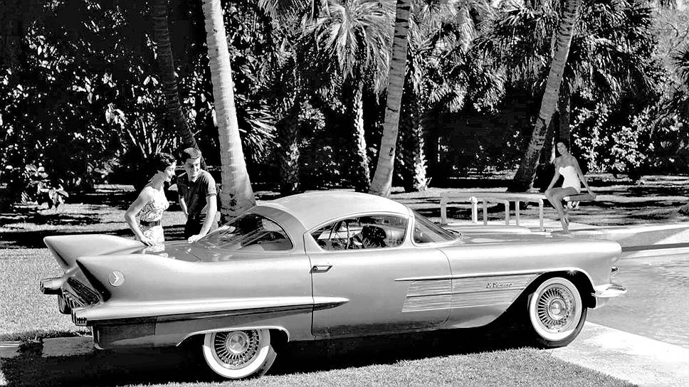 Двухместный шоу-кар El Camino 1954 года обладал кузовом из стекловолокна с алюминиевым верхом ручной шлифовки. В салоне устанавливались два сиденья в самолетном стиле, которые отодвигались до самого заднего стекла. 5,4-литровый V-образный 8 цилиндровый двигатель El Camino с верхним расположением клапанов развивал мощность 230 л.с. &lt;br>На правах рекламы