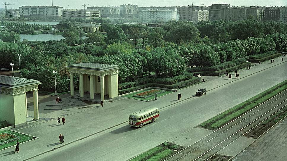 1946 год. В Ленинграде в честь окончания Великой Отечественной войны открыт Московский парк Победы