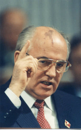 1989 год. На совещании в Бухаресте генеральный секретарь ЦК КПСС Михаил Горбачёв заявил о праве социалистических стран на собственный путь развития