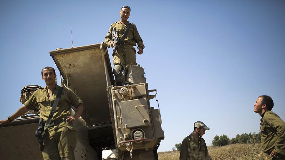 В течение понедельника в сторону Израиля было выпущено в общей сложности около сотни ракет. Одну из них перехватила система ПРО «Железный купол», остальные упали на открытой местности