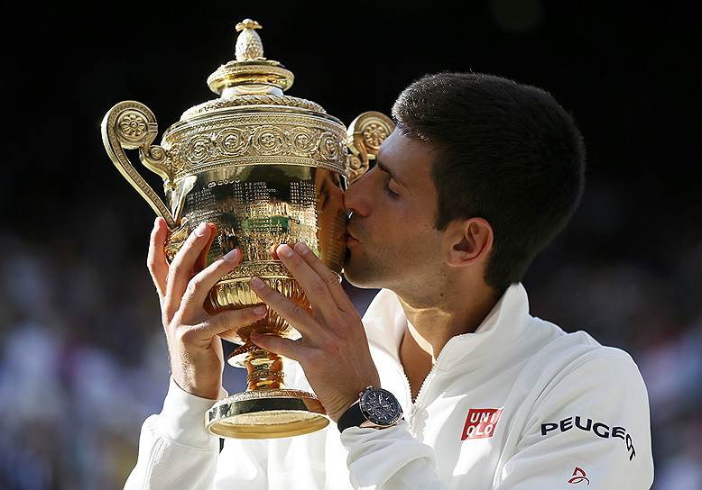 Новак Джокович в драматичном пятисетовом матче обыграл в финале Wimbledon Роджера Федерера. Сербский теннисист, таким образом, стал двукратным победителем самого престижного турнира мира