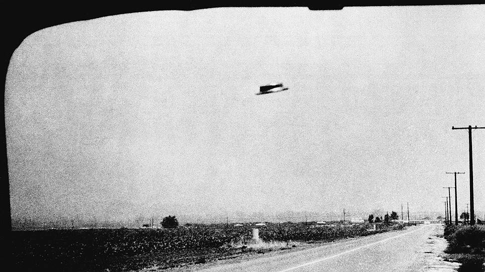 1967 год, Калифорния. Фотография была сделана компанией друзей, заметивших НЛО, подсвеченный красным   
