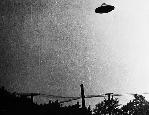28 июля 1952 года в  штате Нью-Джерси Джордж Сток работал в своем дворе, когда в небе он увидел что-то, похожее на куполообразное блюдце. Фермер успел сделать пять фотографий необычного явления 