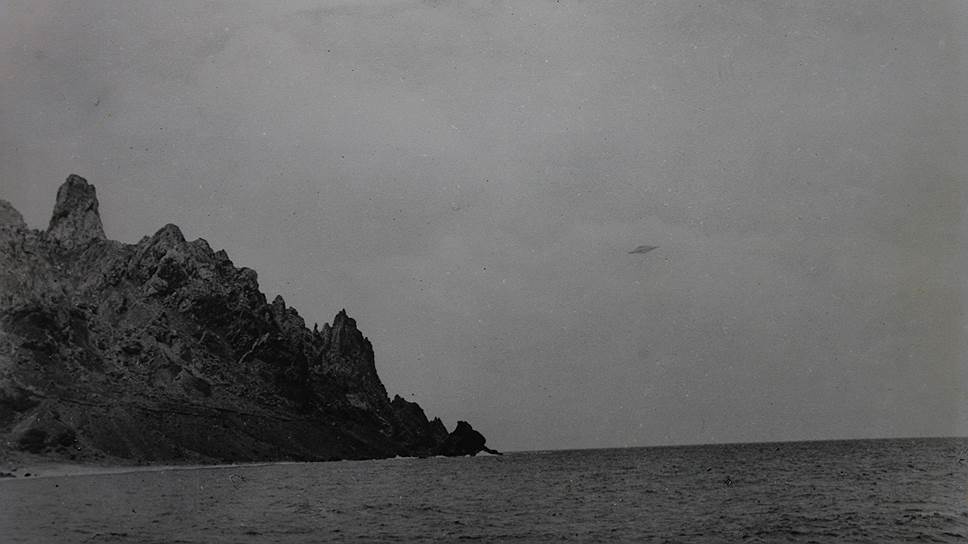 16 января 1958 года профессиональный фотограф Алмиро Барауна сделал серию снимков НЛО с военного судна недалеко от острова  Тринидад. Летающую тарелку видели более 50 свидетелей, в том числе и капитана судна