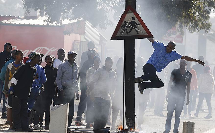 Демонстрант на акции протеста, посвященной жилищным проблемам, в Кейптауне