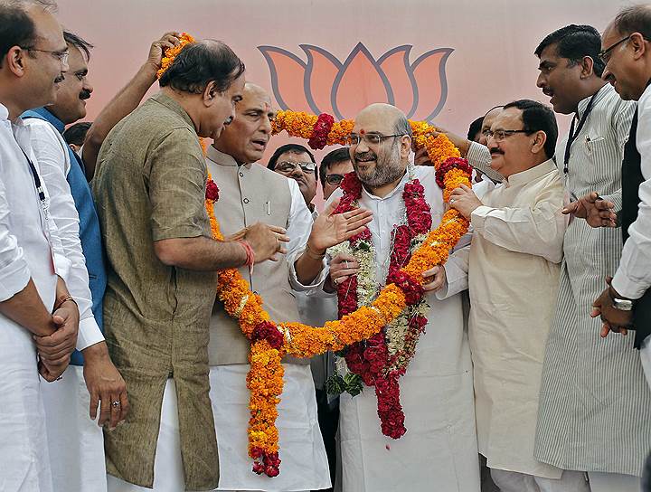 Новый глава правящей индийской партии «Бхаратия Джаната Парти» получает гирлянду от своих сторонников, Нью-Дели