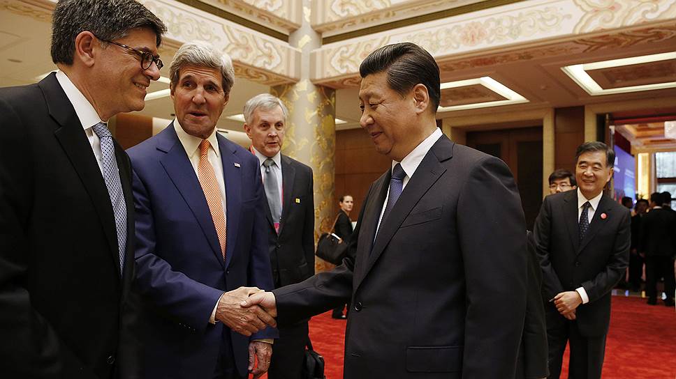 Госсекретарь США Джон Керри (в центре) и председатель КНР Си Цзиньпин (справа)