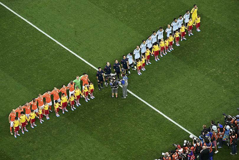 Сборные Нидерландов и Аргентины перед началом второго полуфинального матча ЧМ-2014