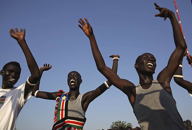 США — главный донор новой страны: Южному Судану ежегодно дотируется  более $300 млн. Администрация Барака Обамы считает этот проект одним из приоритетных в международной политике. Он призван продемонстрировать способность США содействовать установлению демократии в удаленном африканском регионе