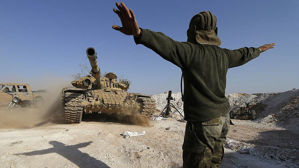 Солдат Свободной сирийской армии во время попытки захватить пропускной пункт аль-Заалана в военном лагере Вади аль-Деиф, который остается под контролем правительства страны