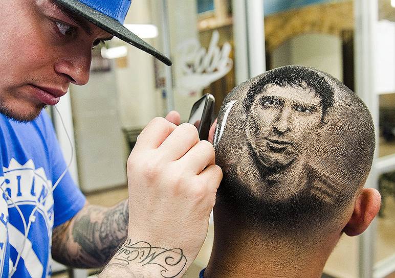Парикмахер по имени Роб Феррел, известный как «Роб-оригинал», выбривает на голове клиента портрет футболиста сборной Аргентины Лионеля Месси, Сан-Антонио, штат Техас