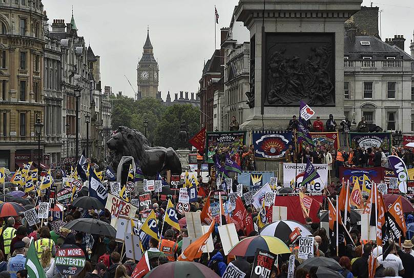 Работники госсектора Великобритании бастуют на Трафальгарской площади в центре Лондона