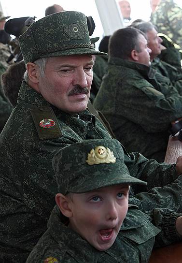 «Я ну до бешенства люблю детей»
&lt;br>У Александра Лукашенко трое сыновей. Младшего из них — Николая (на фото) — президент не раз называл своим преемником, несмотря на то что ему нет еще и десяти лет