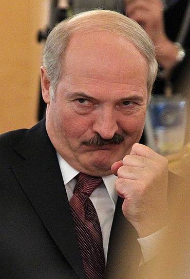 «Наша диктатура никому не мешает жить и развиваться»
&lt;br>Александра Лукашенко часто называют диктатором и вводят против него санкции. В 2006 году Европейский союз, а затем и США запретили ему въезд на свои территории. В 2011 году их примеру последовала Польша. Эти запреты не сняты до сих пор. Согласно отчетам разведки США, Лукашенко уводит Белоруссию все дальше от Запада, делая ее зависимой от России, благодаря которой в стране поддерживается стабильный уровень жизни. Член ПАСЕ Христос Пургуридес обвинял Александра Лукашенко в убийствах и исчезновении местных политиков 