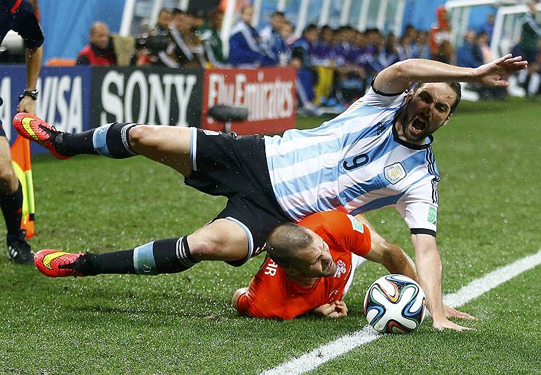 Нападающий аргентинской сборной Гонсало Игуаин (сверху) и защитник команды Нидерландов Рон Влар