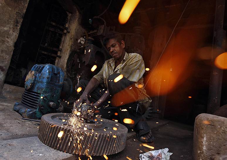 Работник промышленного предприятия в Калькутте, Индия