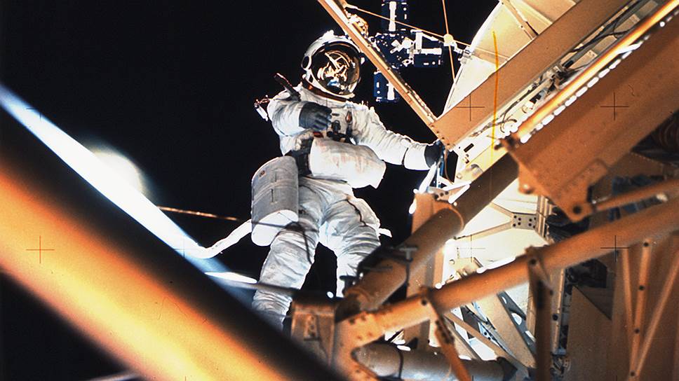 Вторая экспедиция длилась в два раза дольше, чем первая. В нее вошли три астронавта  — Алан Бин, Джек Лаусма и Оуэн Гэрриотт (на фото). Астронавты сумели закончить ремонт, а также установить гироскопы 