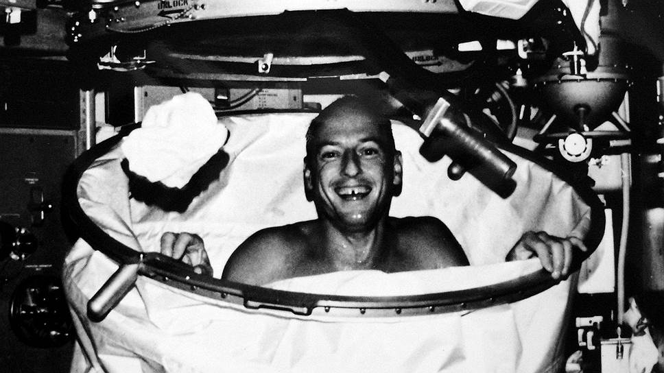 Астронавт первой экспедиции Чарльз Конрад принимает душ на станции 