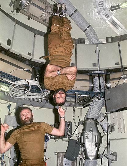 Астронавты третьей экспедиции Джералд Карр (на фото снизу), Эдвард Гибсон и Уильям Поуг (на фото сверху) стали первыми астронавтами, которые встретили Новый год в космосе. В их задачу входило исправить радар для изучения земных природных богатств