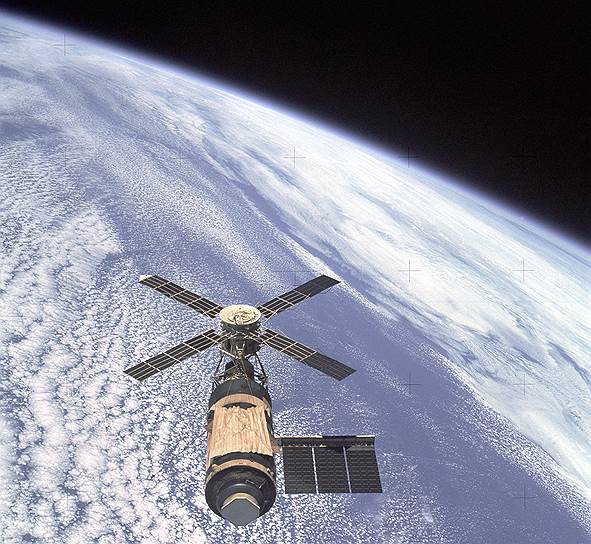 В конце 1960-х США попытались дать Москве ответ в космической гонке. Из оставшейся после лунной программы (благополучно закрытой после достижения ее главной цели — победы над СССР) ступени резервной ракеты-носителя Saturn V была изготовлена Skylab — национальная американская орбитальная станция, предназначенная для технологических, астрофизических, медико-биологических исследований, а также для наблюдения Земли