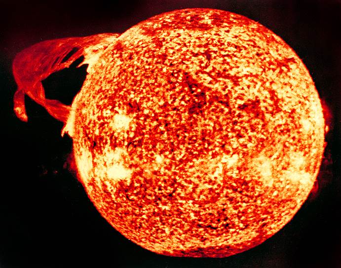 Астронавты наблюдали за Солнцем в рентгеновском и ультрафиолетовом диапазонах, засняли множество вспышек, открыли корональные дыры
&lt;br>На фото: солнечные вспышки на снимке, сделанном на станции