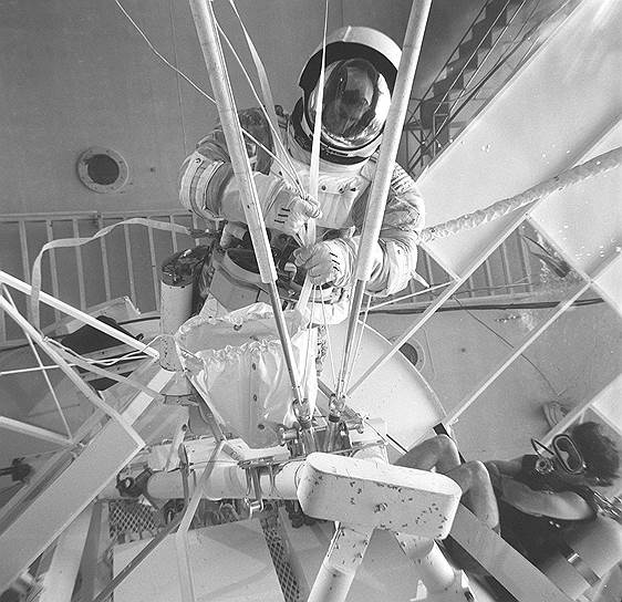 Станция имела массу 77 т и внутренний объем 352 куб. м против 18,6 т и 82 куб. м у советского «Салюта-1». За время существования на станции проработали три экспедиции, астронавтов для которых подбирали особо тщательно. В составе первой экспедиции в космос отправились командир Чарлз Конрад (один из 24 астронавтов, долетевших до Луны, и один из 12, кто на нее высаживался), пилот CM Пол Уайтц (командир шаттла «Челленджер» — STS-6, совершил два выхода в открытый космос) и врач Джозеф Кервин