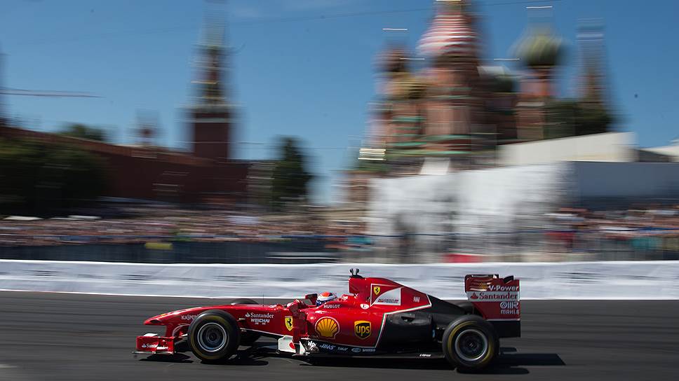 Moscow City Racing — традиционное автошоу возле Кремля с участием гонщиков «Формулы-1» — прошло в Москве 11-12 июля