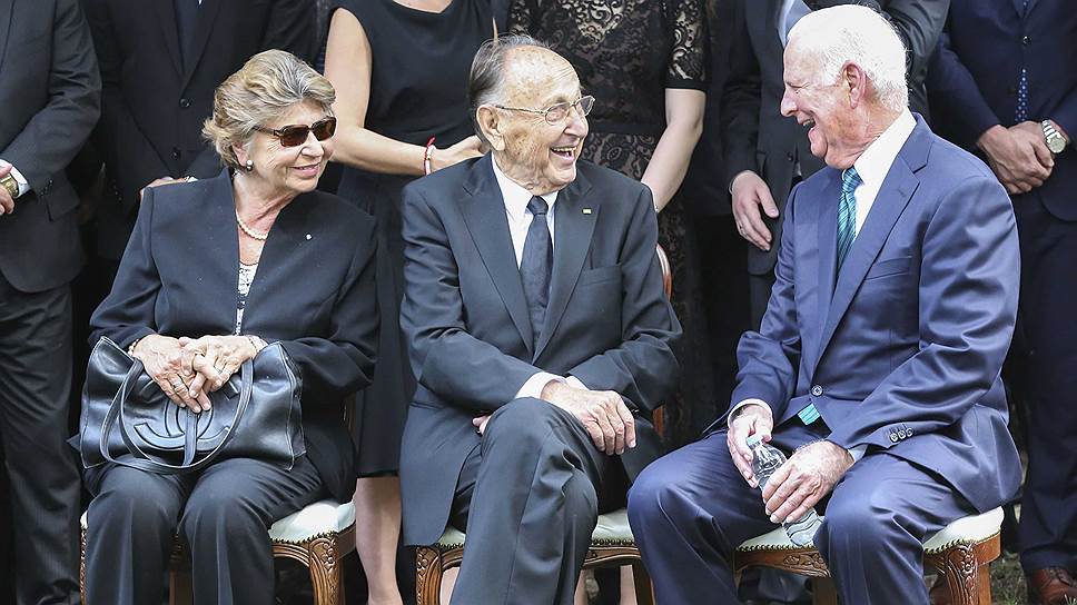 Бывший министр иностранных дел Германии Ганс-Дитрих Геншер (в центре), его жена Барбара и бывший госсекретарь США Джеймс Бейкер