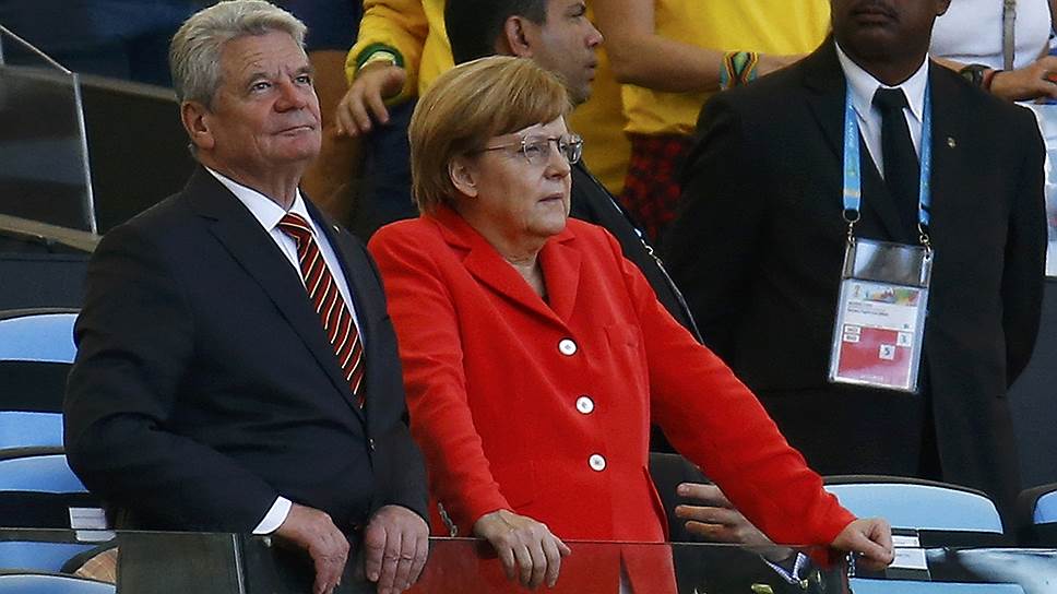 Президент Германии Йоахим Гаук (слева) и канцлер ФРГ Ангела Меркель