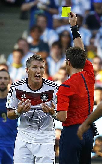 Полузащитник сборной Германии Бастиан Швайнштайгер получат желтую карточку