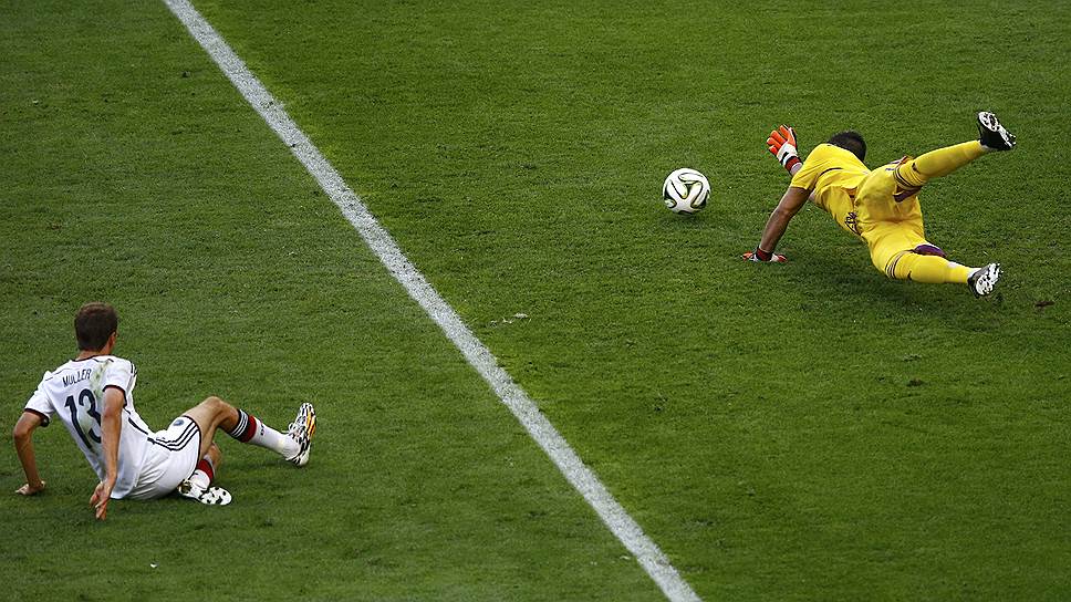 Нападающий сборной Германии Томас Мюллер и аргентинский голкипер Серджио Ромеро