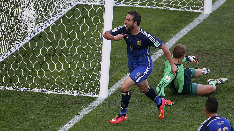 Нападающий сборной Аргентины Гонсало Игуаин забил гол в ворота Германии (не был засчитан, офсайд)