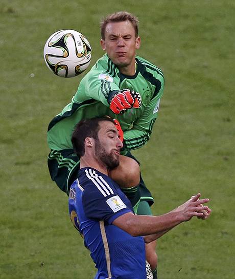 Нападающий сборной Аргентины Гонсало Игуаин сталкивается с немецким вратарем Мануэлем Нойером