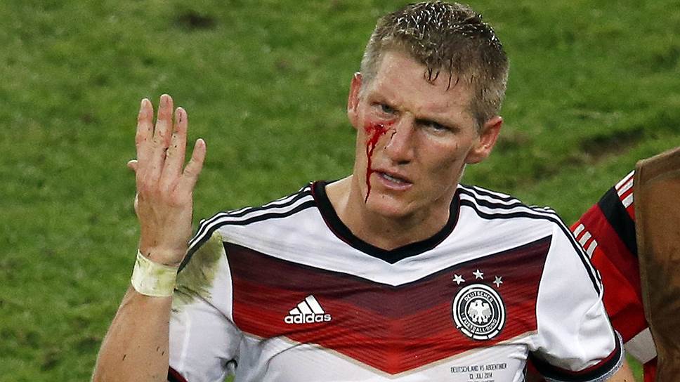 Полузащитник немецкой сборной Бастиан Швайнштайгер получил травму от аргентинского нападающего Серхио Агуэро