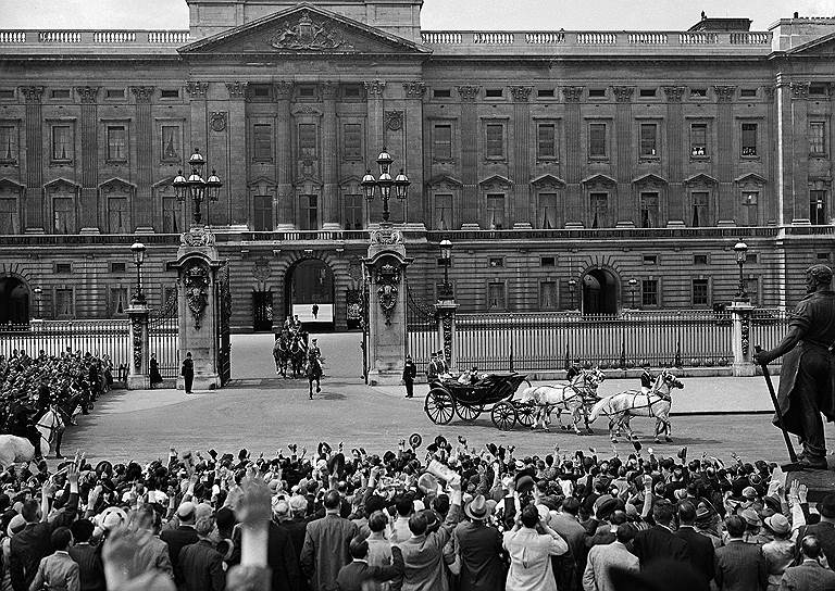 1837 год. Королева Англии Виктория перенесла королевскую резиденцию из Сент-Джеймсского дворца в Букингемский дворец