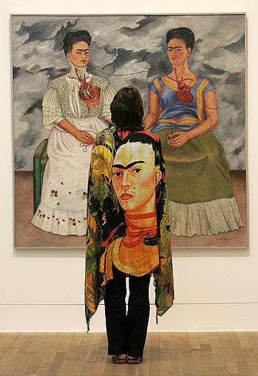 В 2005 году картина «Корни» выставлялась в лондонской галерее Tate. Персональная выставка Фриды Кало в этом музее стала одной из самых удачных в его истории. Ее посетили около 370 тысяч человек