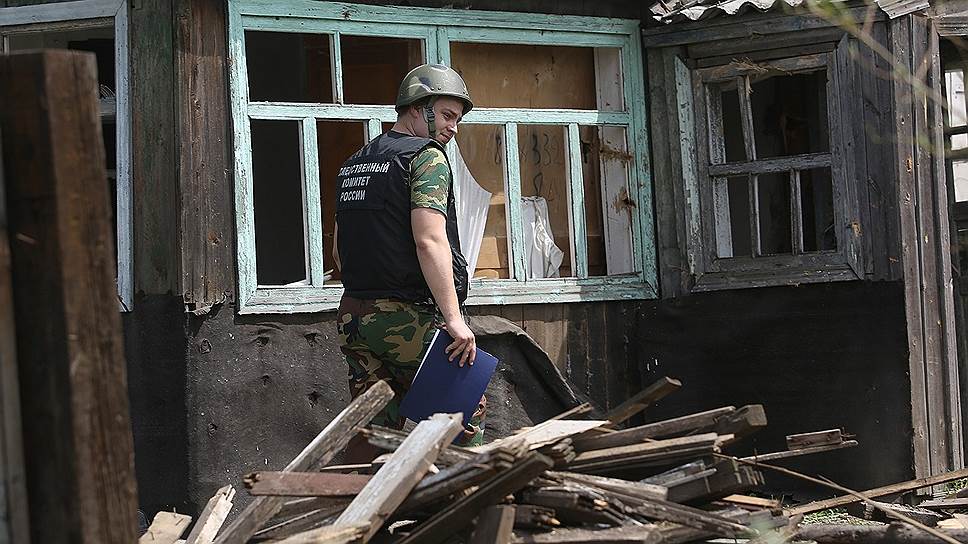 Последствия попадания снаряда в жилой дом в Ростовской области