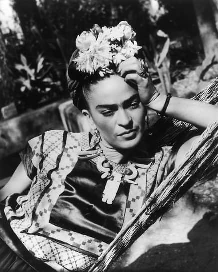 «Наиболее смешная вещь в мире — это трагедия»
&lt;BR>Последняя прижизненная выставка Кало прошла в Мехико в 1953 году — за год до ее смерти. К этому времени она уже не могла ни ходить, ни рисовать — ей ампутировали ногу, а руки дрожали из-за продолжительной депрессии. Однако на вернисаже она все-таки появилась: ее на носилках внесли в зал. В этот момент Фрида Кало держала в руках бокал шампанского