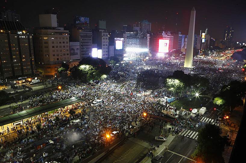 Центром беспорядков стала площадь Сан-Мартен в центре Буэнос-Айреса, где расположен 67-метровый «Обелиск»



