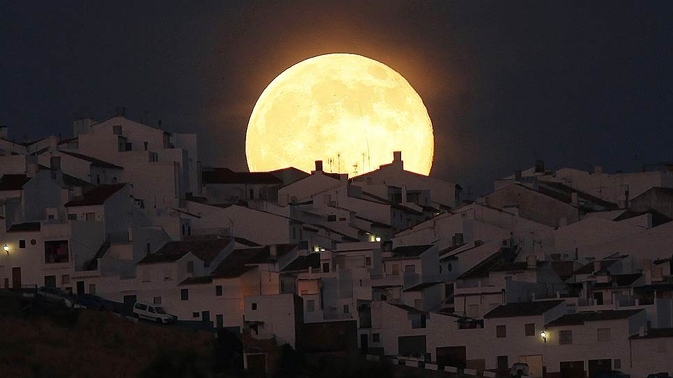 Суперлуние — астрономическое явление, во время которого новолуние или полнолуние совпадает с моментом максимального сближения Земли со своим природным спутником Луной
&lt;br>На фото — Суперлуние в Испании