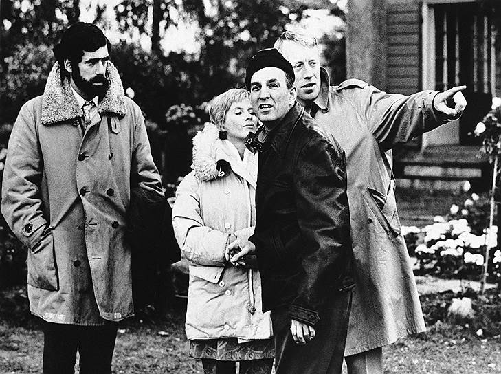 Популярность Бергмана достигла пика, когда шведское телевидение с 11 апреля по 16 мая 1973 года показывало его шестисерийный телефильм «Сцены из супружеской жизни»
&lt;br>На фото: Ингмар Бергман (второй справа) с актерами Эллиоттом Гулдом (крайний слева), Биби Андерсон, Максом фон Сюдов