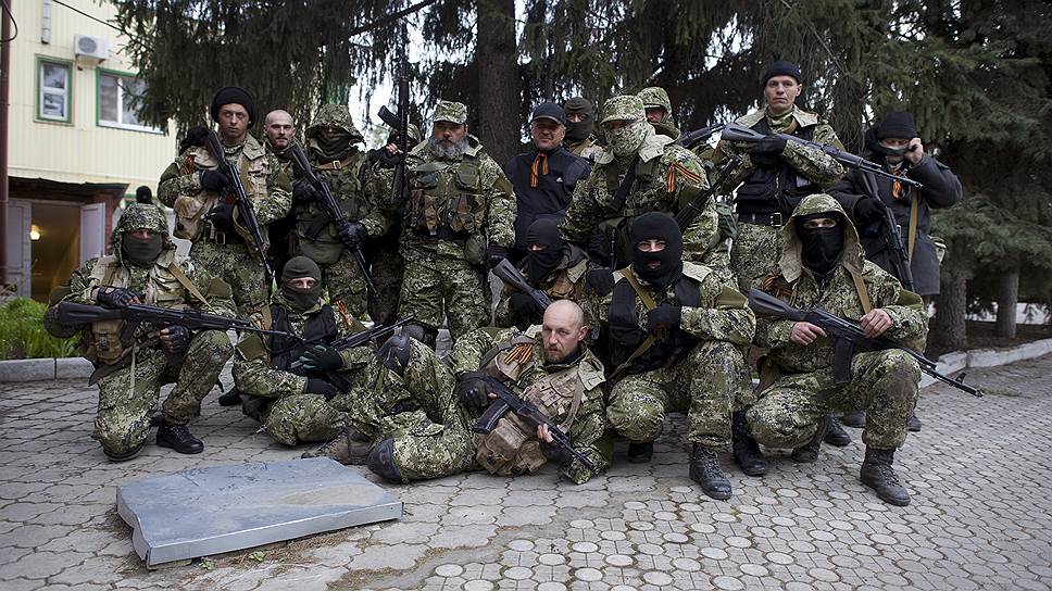 April, 12&lt;br>Supporters of federalisation of Ukraine in front of the captured building of the Security Service of Ukraine (SBU)