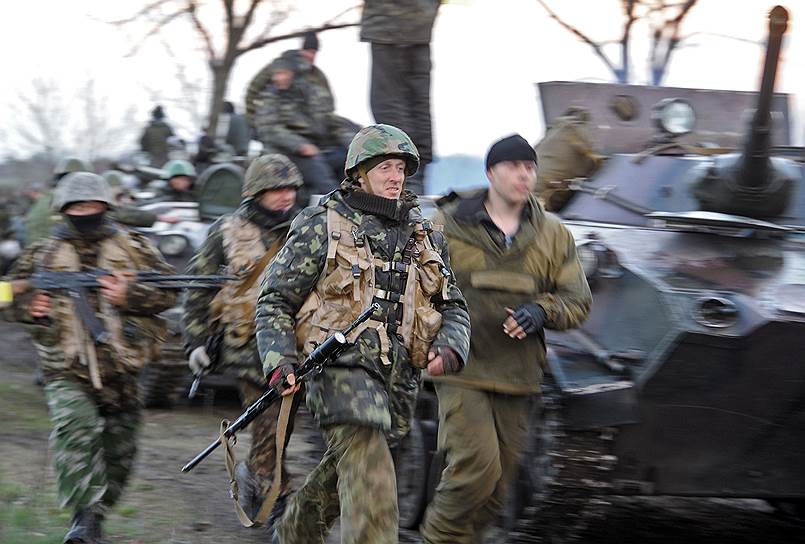 April, 14&lt;br>Ukrainian militray units at the entrance to the city of Slovyansk