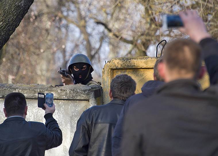April, 15&lt;br>Ukrainian military and supporters of federalisation near the airbase of Kramatorsk